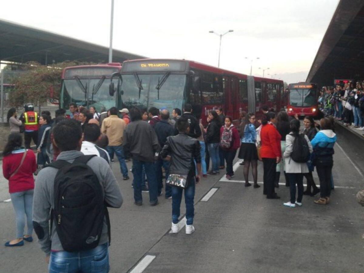 Usuarios de Transmilenio bloquean Portal Sur por demora en las rutas