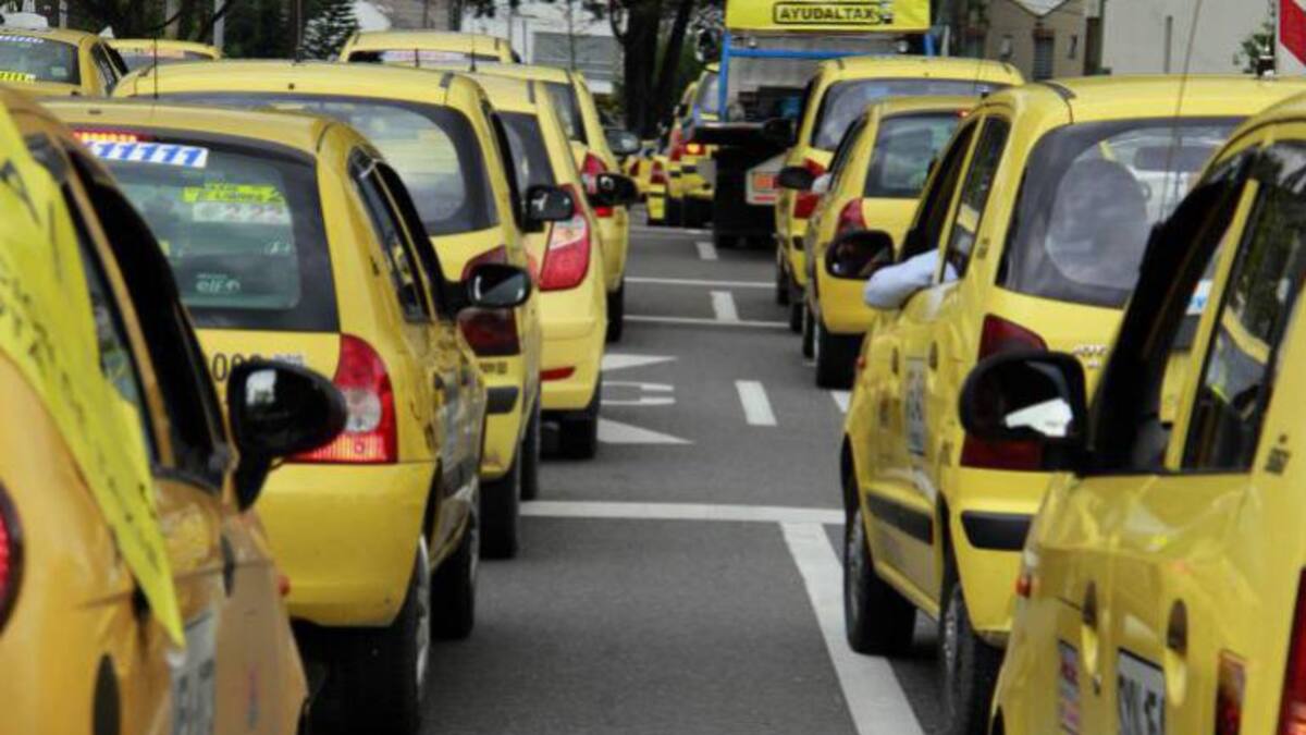 Taxistas aseguran que sus ingresos han disminuido un 40% por carros piratas