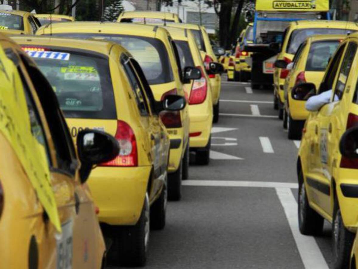 Taxistas aseguran que sus ingresos han disminuido un 40% por carros piratas