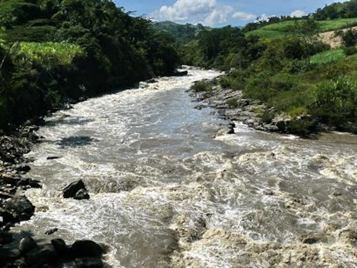Suspenden actividades en el río Suárez de Santander por aumento de su caudal