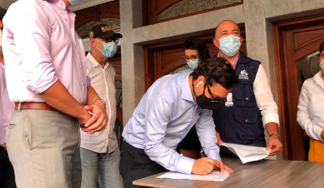 Firma del acta que levanta el paro camionero en Cartagena