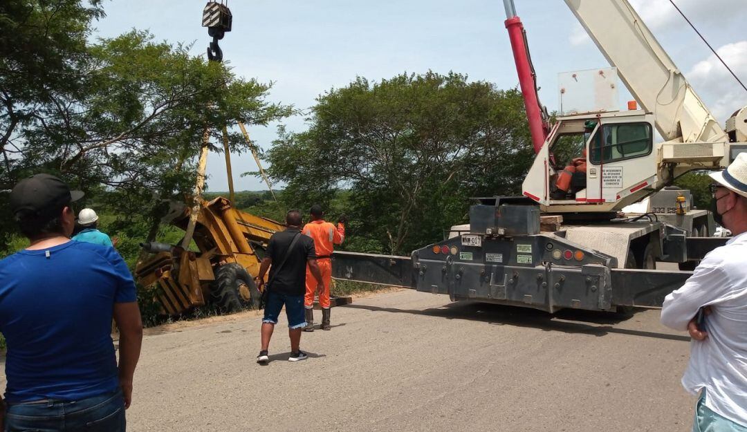 Las labores para poder rescatar la máquina amarilla generaron un extenso trancón cerca del puente de Pasacaballos