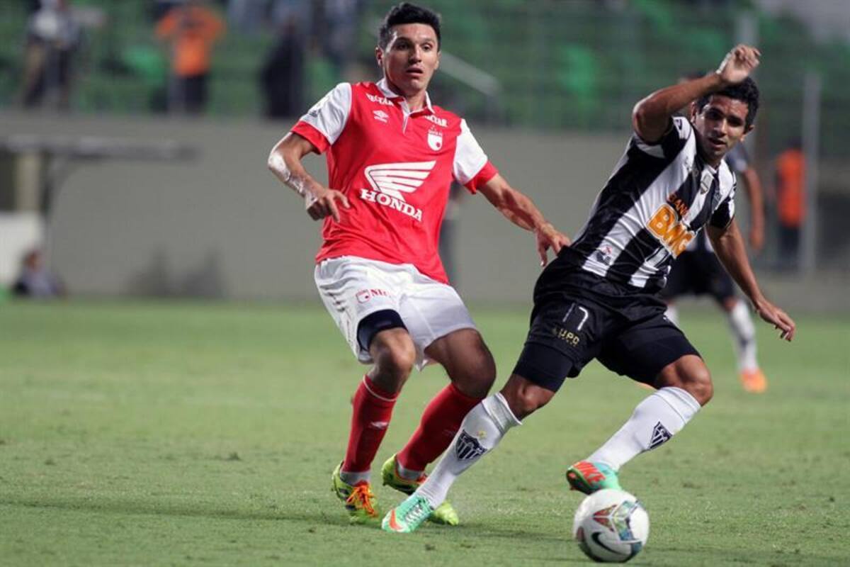 Con marcador 2-1, el campeón defensor de Copa Libertadores quedó como líder del grupo 4, al sumar su segunda victoria sobre Santa Fe, que jugó el segundo tiempo con diez hombres, por la expulsión de Wílder Medina.