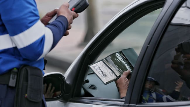 Agente de tránsito revisando papeles 2023 (Colprensa - Camila Díaz)