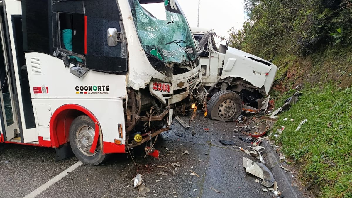 El choque entre un bus y una tractomula deja varios lesionados en Yarumal