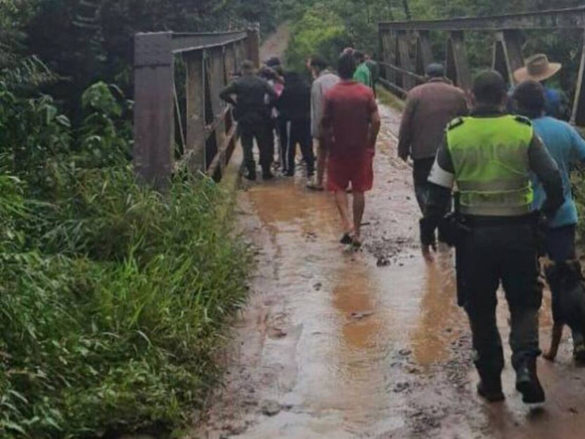 Más de 40 personas buscan al menor que cayó a un río en Charalá