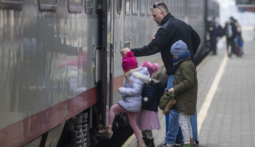 Familia de refugiados sale de Ucrania