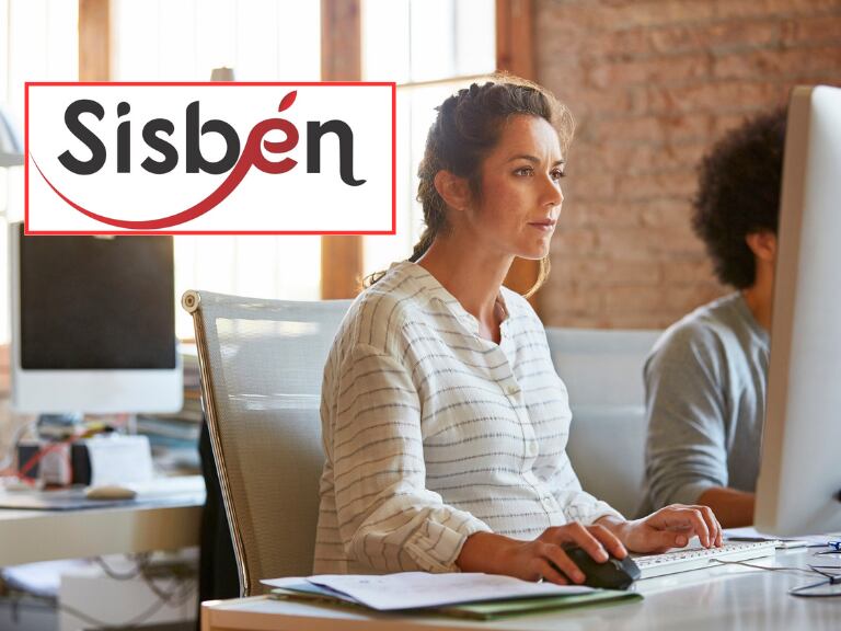 Persona verificando puntaje de Sisbén // Foto de referencia Getty Images + Sisbén