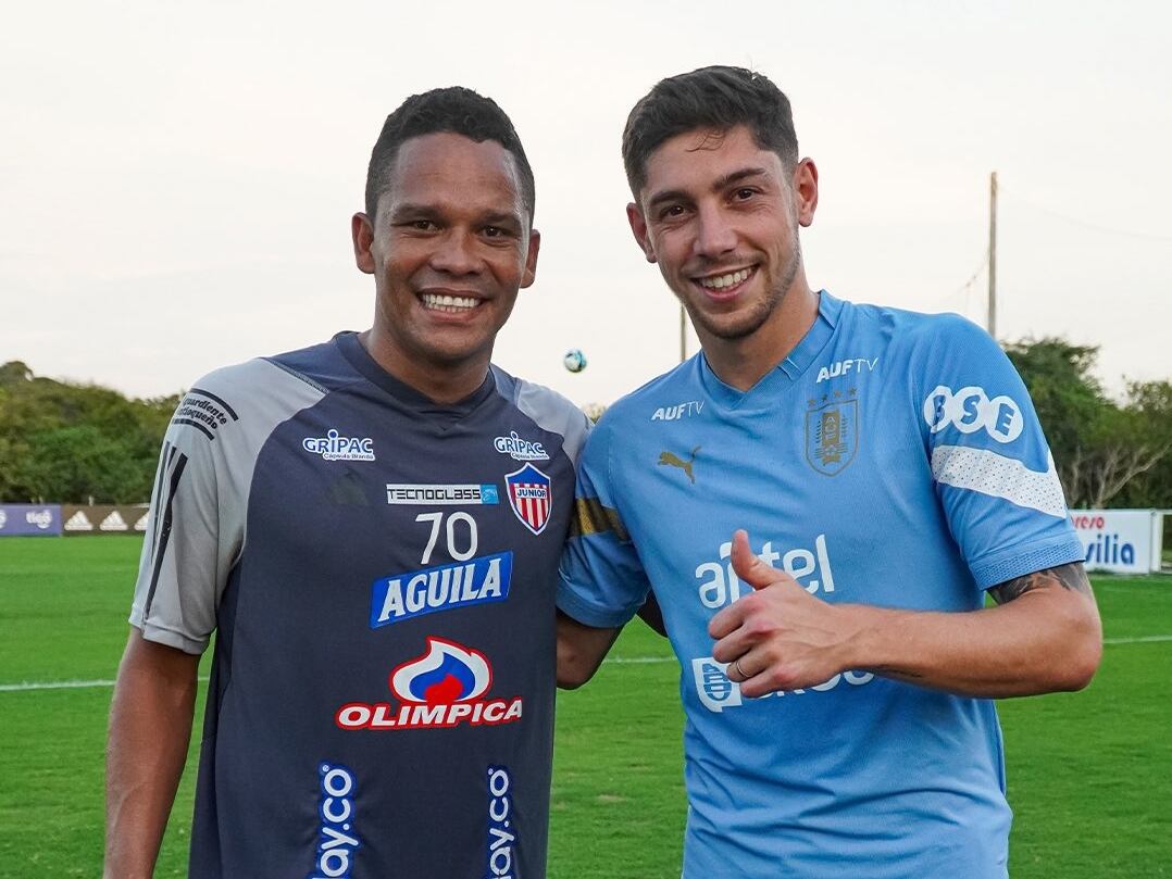 Carlos Bacca, delantero del Junior, y Federico Valverde, capitán de Uruguay y volante del Real Madrid / Twitter: @JuniorClubSA.