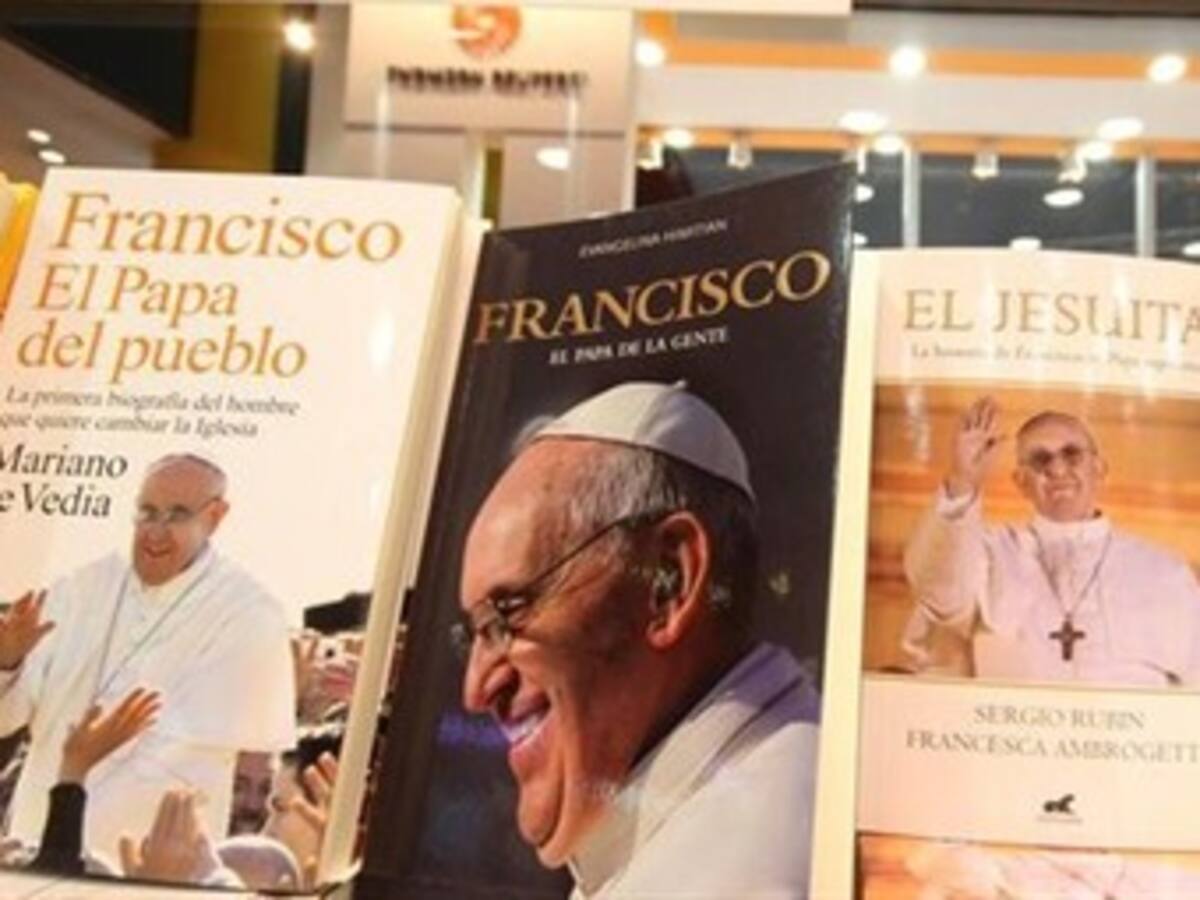 Las biografías del papa Francisco, éxito en la Feria de Libro de Buenos Aires