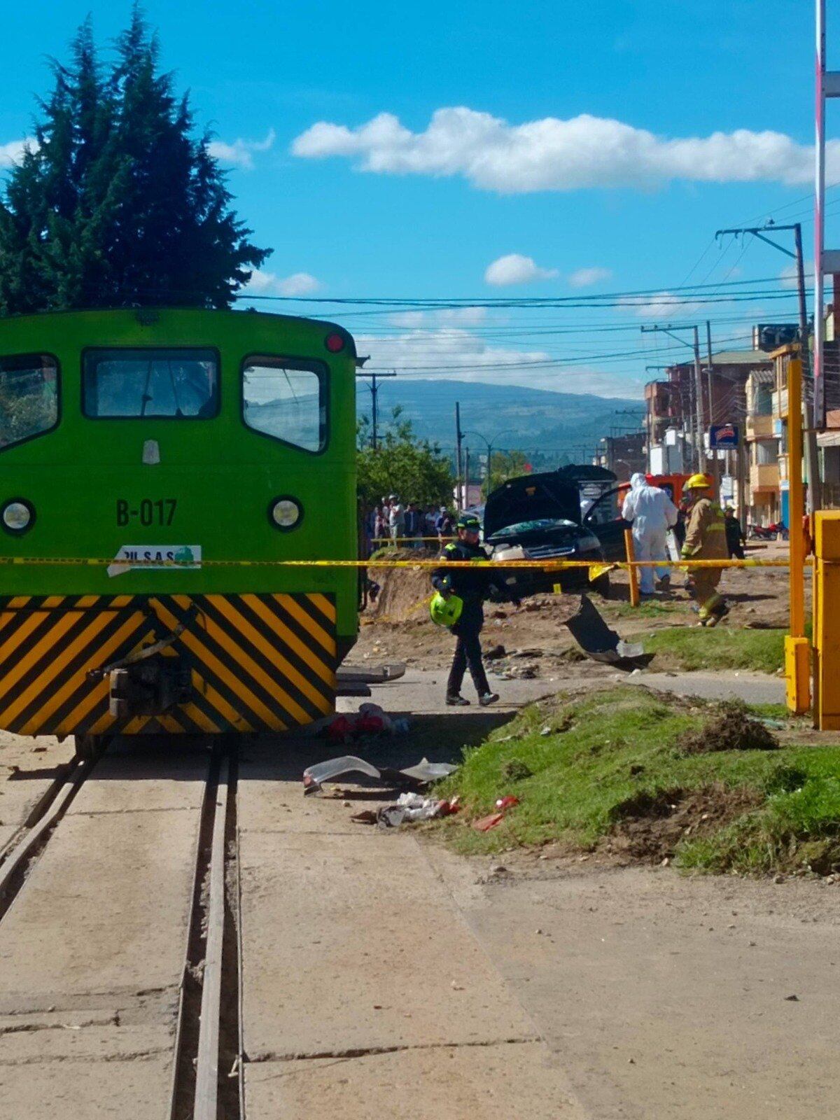 Las autoridades investigan las causas del accidente mientras se anuncian reuniones con la empresa operadora del tren para establecer responsabilidades y medidas de prevención.