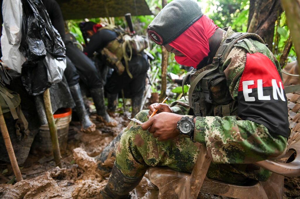 Members of the Ernesto Che Guevara front, belonging to the National Liberation Army (ELN) guerrillas, fill hobbies in  a improvised camp in the jungle, in Choco department in Colombia, on May 26, 2019. - The ELN or National Liberation Army is Colombia's last rebel army and one of the oldest guerrillas in Latin America. (Photo by Raul ARBOLEDA / AFP)        (Photo credit should read RAUL ARBOLEDA/AFP via Getty Images)