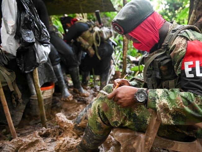 Members of the Ernesto Che Guevara front, belonging to the National Liberation Army (ELN) guerrillas, fill hobbies in  a improvised camp in the jungle, in Choco department in Colombia, on May 26, 2019. - The ELN or National Liberation Army is Colombia&#039;s last rebel army and one of the oldest guerrillas in Latin America. (Photo by Raul ARBOLEDA / AFP)        (Photo credit should read RAUL ARBOLEDA/AFP via Getty Images)