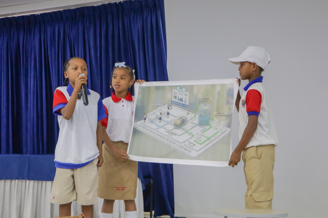 Emanuel Dickson Bánquez mientras exponía su proyecto. // Aguas de Cartagena