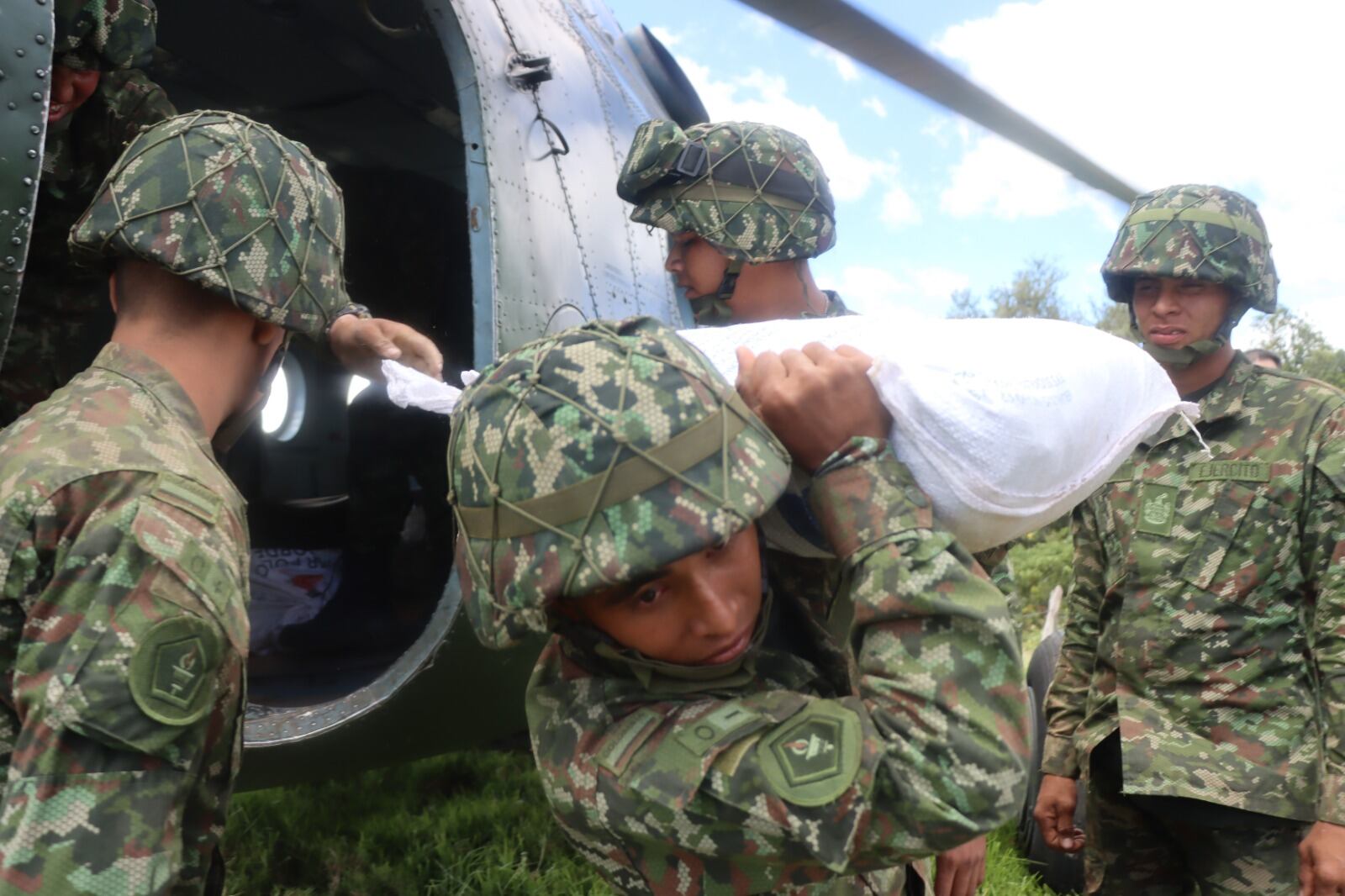 Helicóptero de guerra es utilizado para cumplir el sueño de una familia de tener vivienda