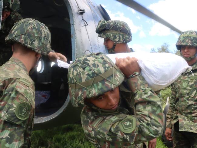 Helicóptero de guerra es utilizado para cumplir el sueño de una familia de tener vivienda