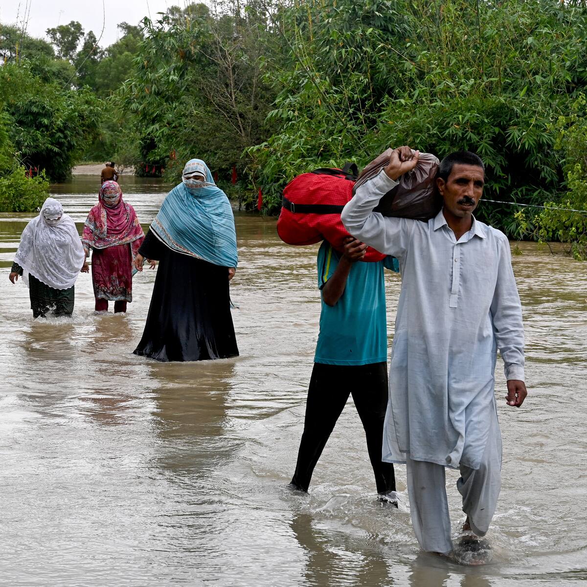 Pakistán sufre inundaciones históricas que dejan más de 900 muertos