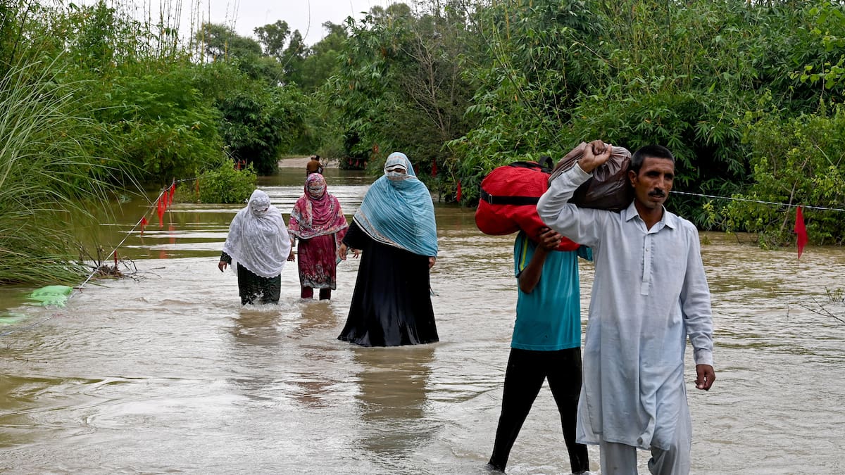 Pakistán sufre inundaciones históricas que dejan más de 900 muertos