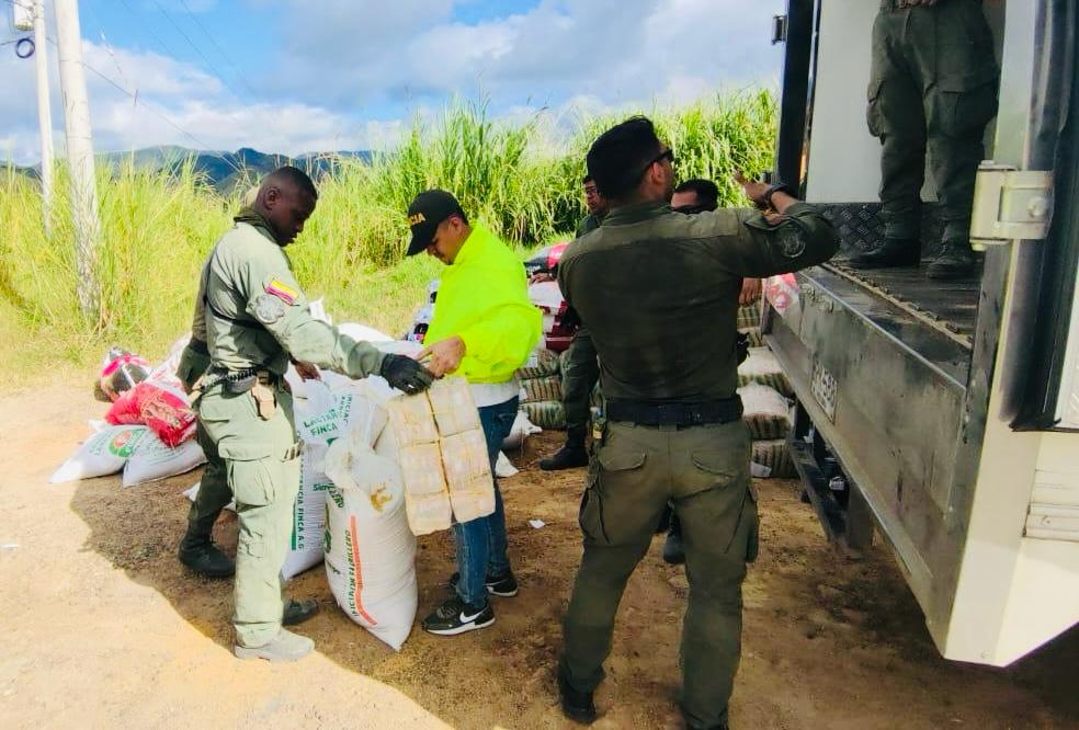 Incautación de dinero en bultos de comida para perro.