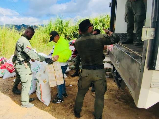 Incautación de dinero en bultos de comida para perro.