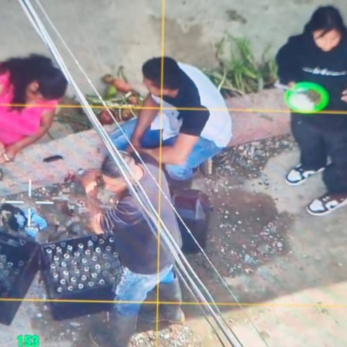 Imágenes captadas por inteligencia revelan cómo disidencias preparan bombas molotov en el Cauca