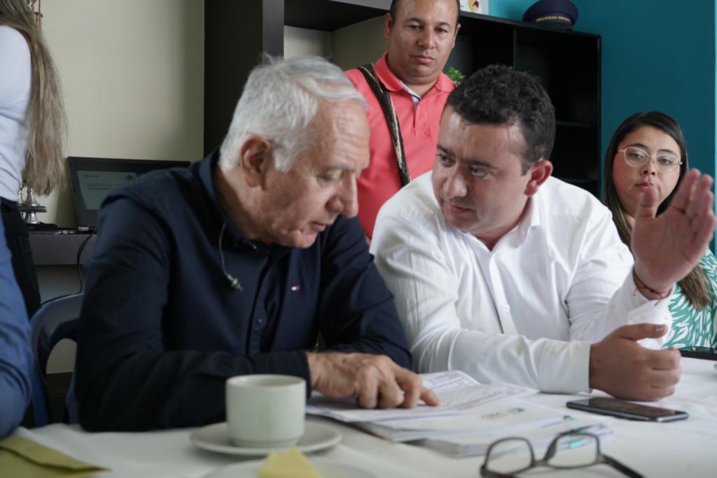 El ministro de salud, Guillermo Alfonso Jaramillo en compañía del alcalde de Roncesvalles, Eduardo Grajales