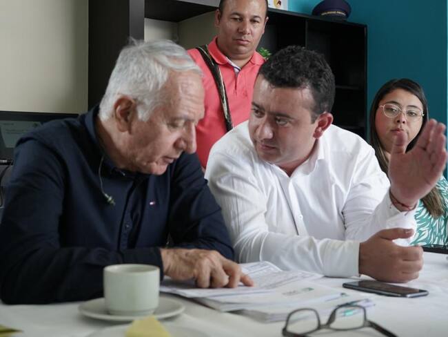 El ministro de salud, Guillermo Alfonso Jaramillo en compañía del alcalde de Roncesvalles, Eduardo Grajales