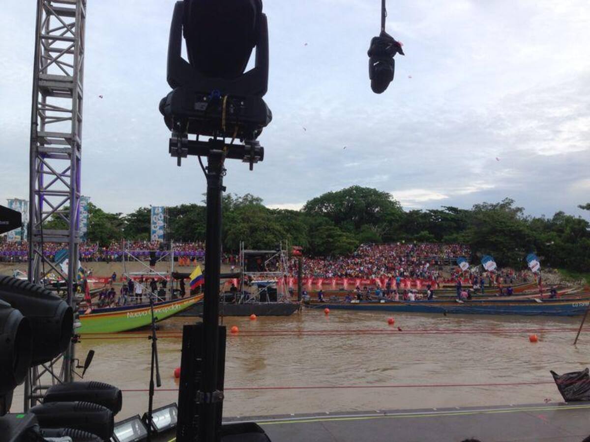Las playas del Río Sinú se llenan de espectadores ansiosos por presenciar el primer concierto de la gira "Loco por Amor"