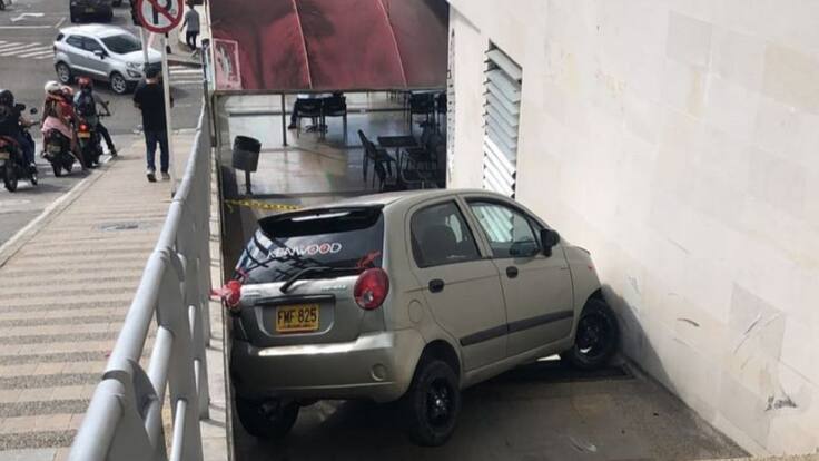 Vehículo rodó por las escaleras de Centro Comercial