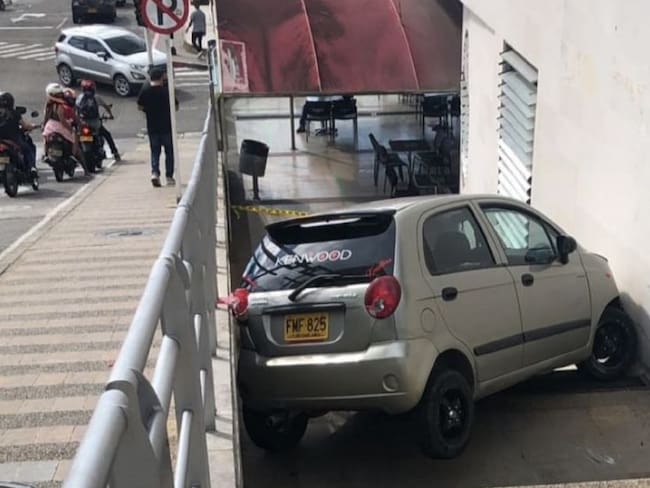 Vehículo rodó por las escaleras de Centro Comercial
