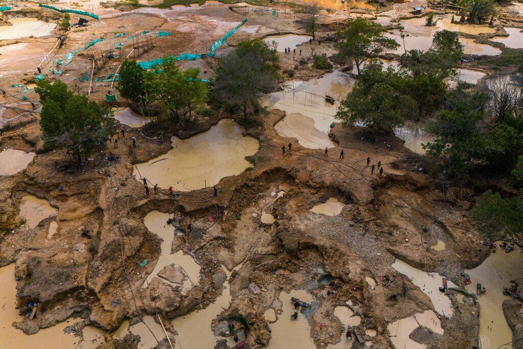 Complejo de minería ilegal del Clan del Golfo en un batallón militar.