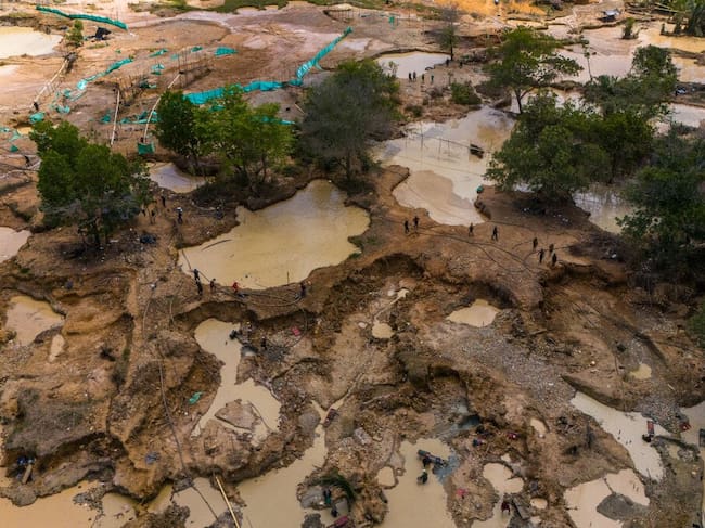 Complejo de minería ilegal del Clan del Golfo en un batallón militar.