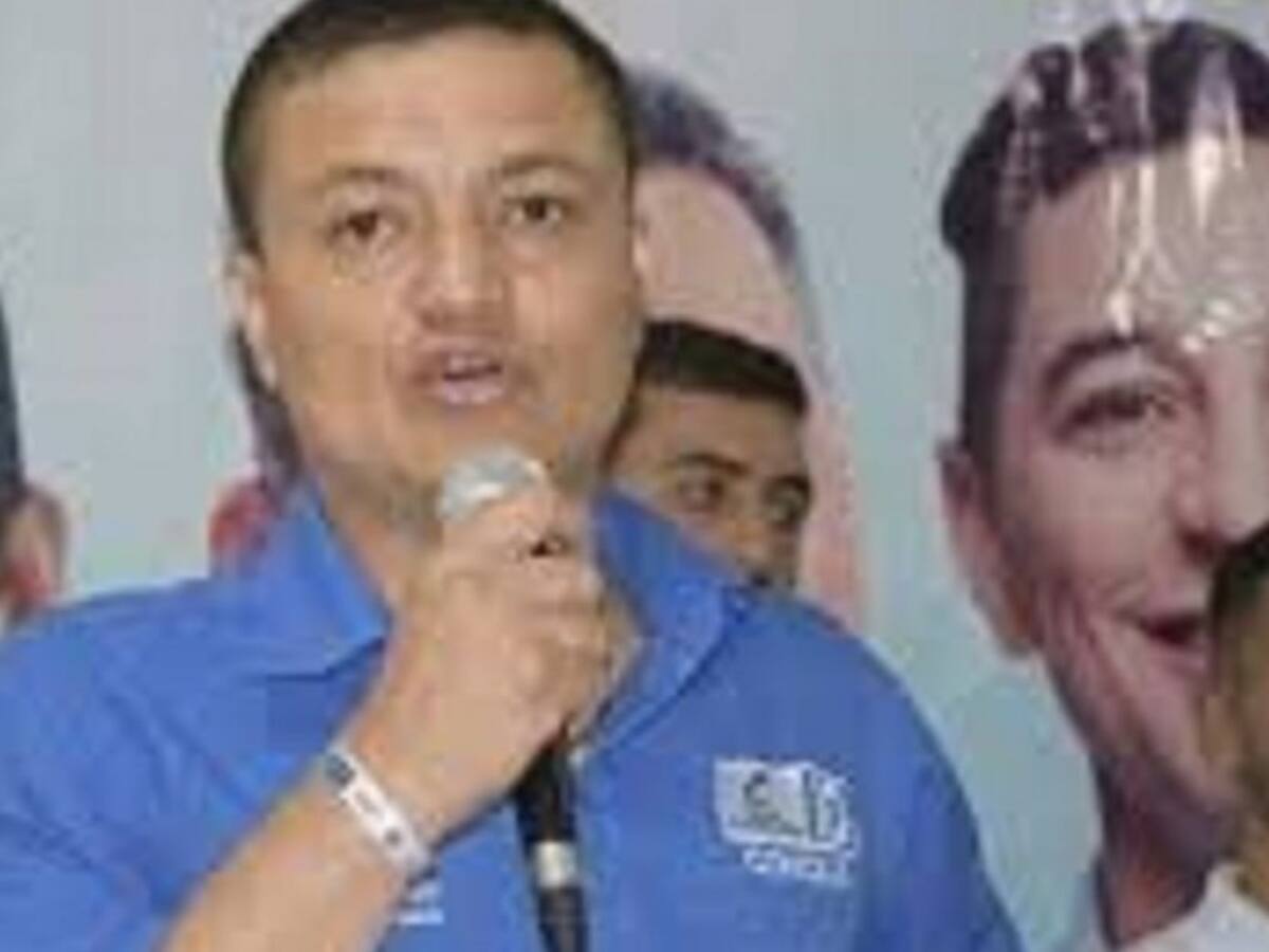 Policías de Ibagué se la pasan “chateando”, denuncia concejal