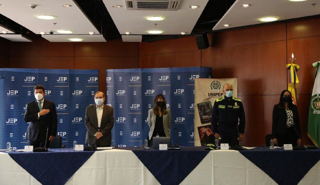 Entrega de informe de la Policía a la JEP. 