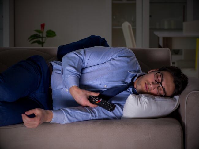 ¿Es malo? Significado de dormir con la televisión encendida, según psicólogos: Es muy común // Caracol Radio