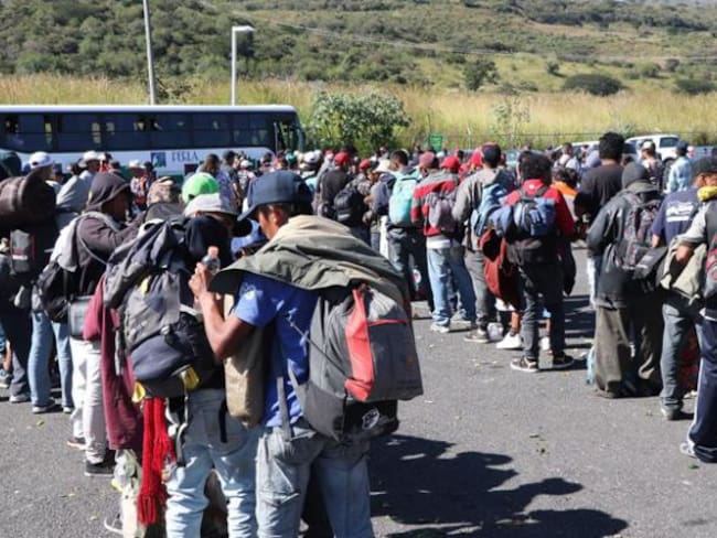 Caravana migrante se instala en frontera con EE.UU.