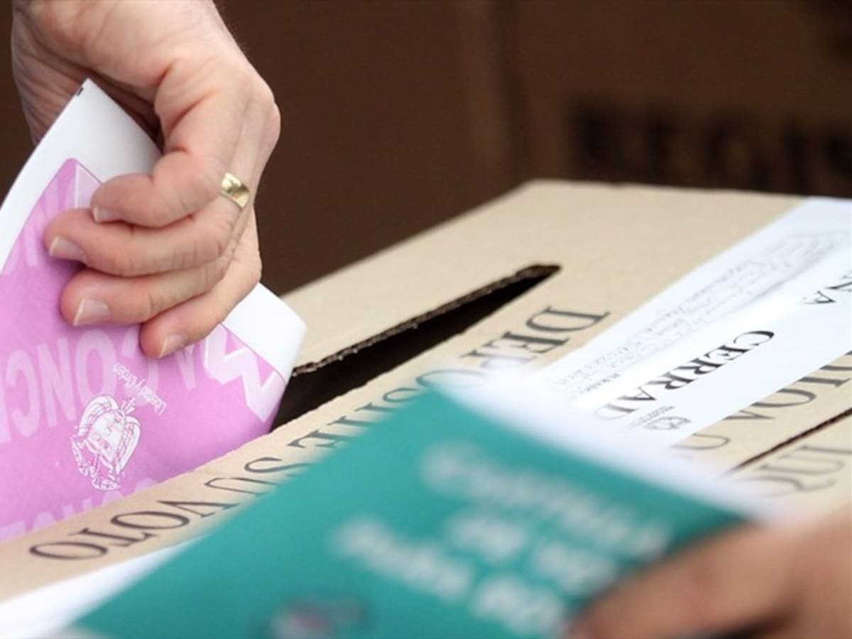 Colombianos desaprueban que precandidatos con partido impulsen candidatura por firmas