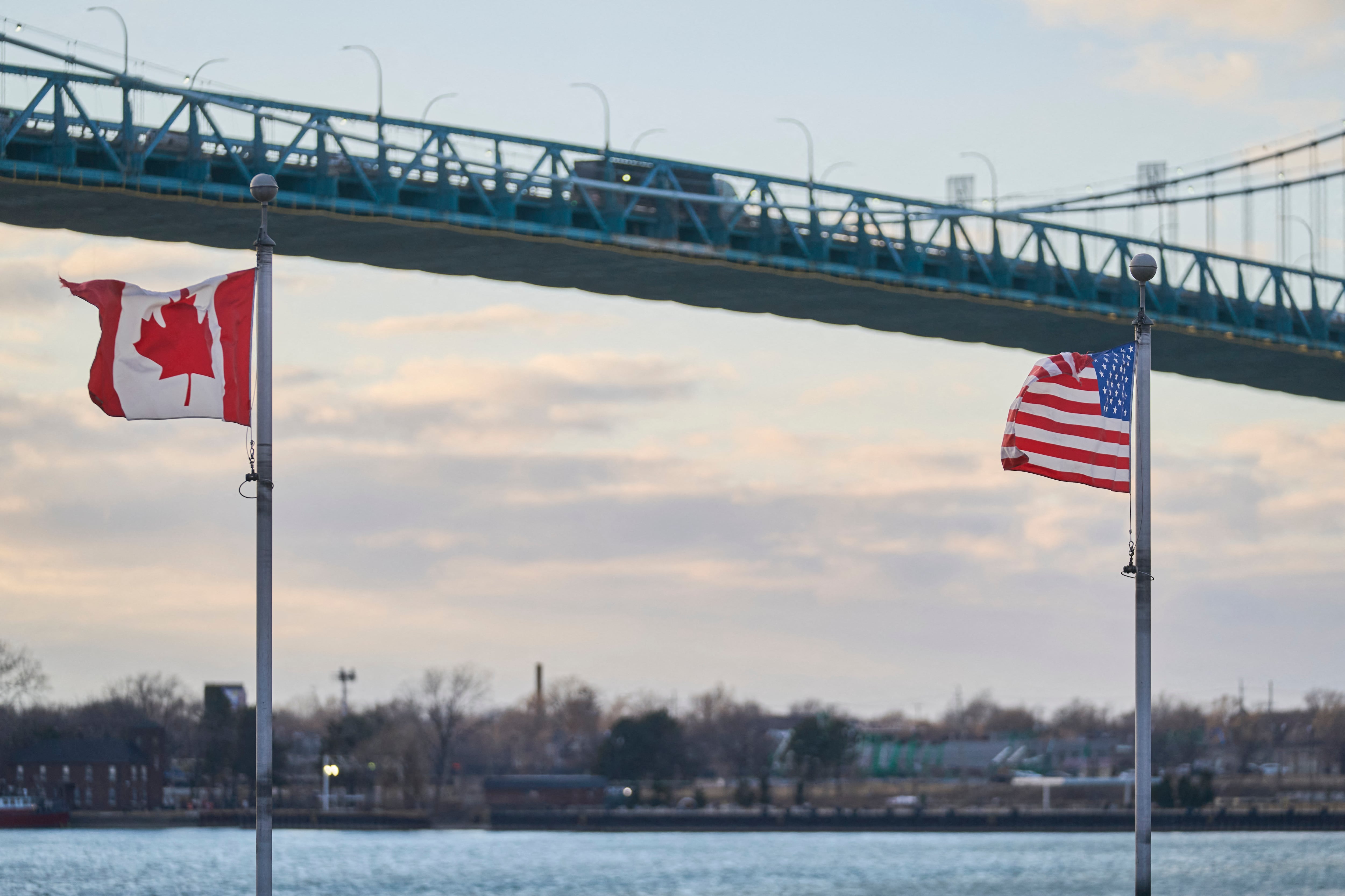 Banderas de Canadá y Estados Unidos. FOTO: GEOFF ROBINS/AFP via Getty Images