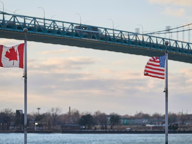 Banderas de Canadá y Estados Unidos. FOTO: GEOFF ROBINS/AFP via Getty Images