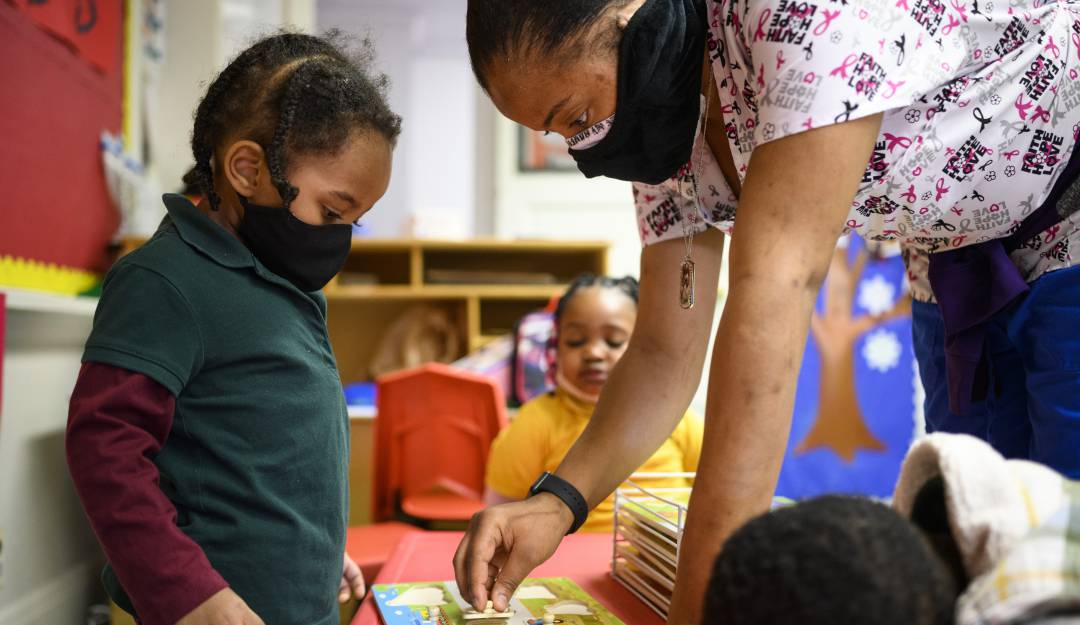 Padres de menores de 5 años, sin vacunas ni guarderías en EE.UU.