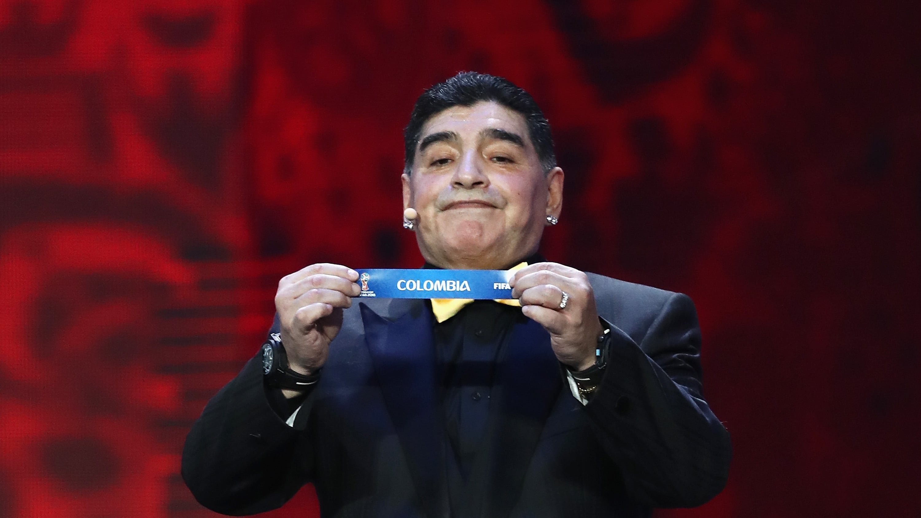Diego Maradona decidiendo la suerte de Colombia en el sorteo del Mundial de Rusia 2018. (Photo by Lars Baron - FIFA/FIFA via Getty Images)