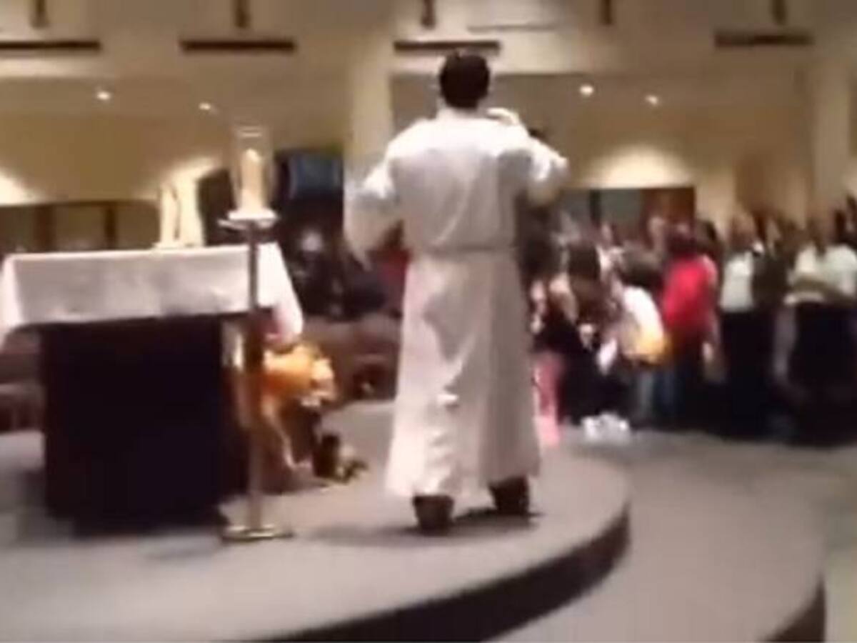 Sacerdote anima eucaristía al ritmo de "High School Musical"