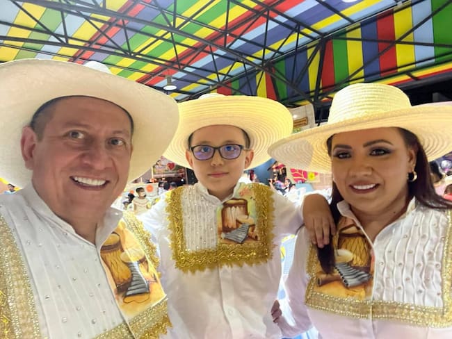Imagen familiar de Ismael Rodríguez junto a sus padres, Edgare y Angélica, en homenaje al menor.