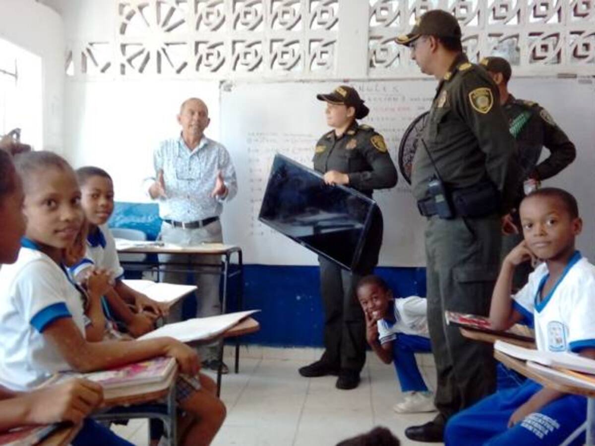 Policía metropolitana de Cartagena recupera elementos hurtados en colegio