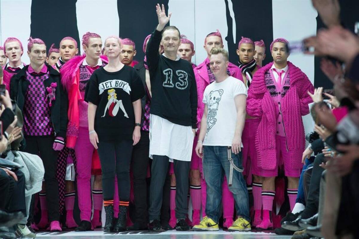 Una serie de modelos presentan la colección de otoño, invierno 2015 en la semana de la moda masculina en Londres, Inglaterra, que se realizará hasta el próximo 12 de enero.