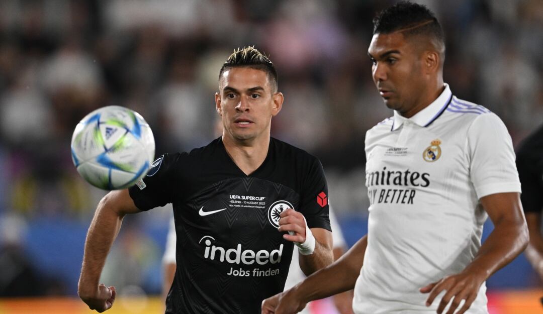 Rafael Santos Borré jugó los 90 minutos en la Supercopa de Europa ante el Real Madrid.