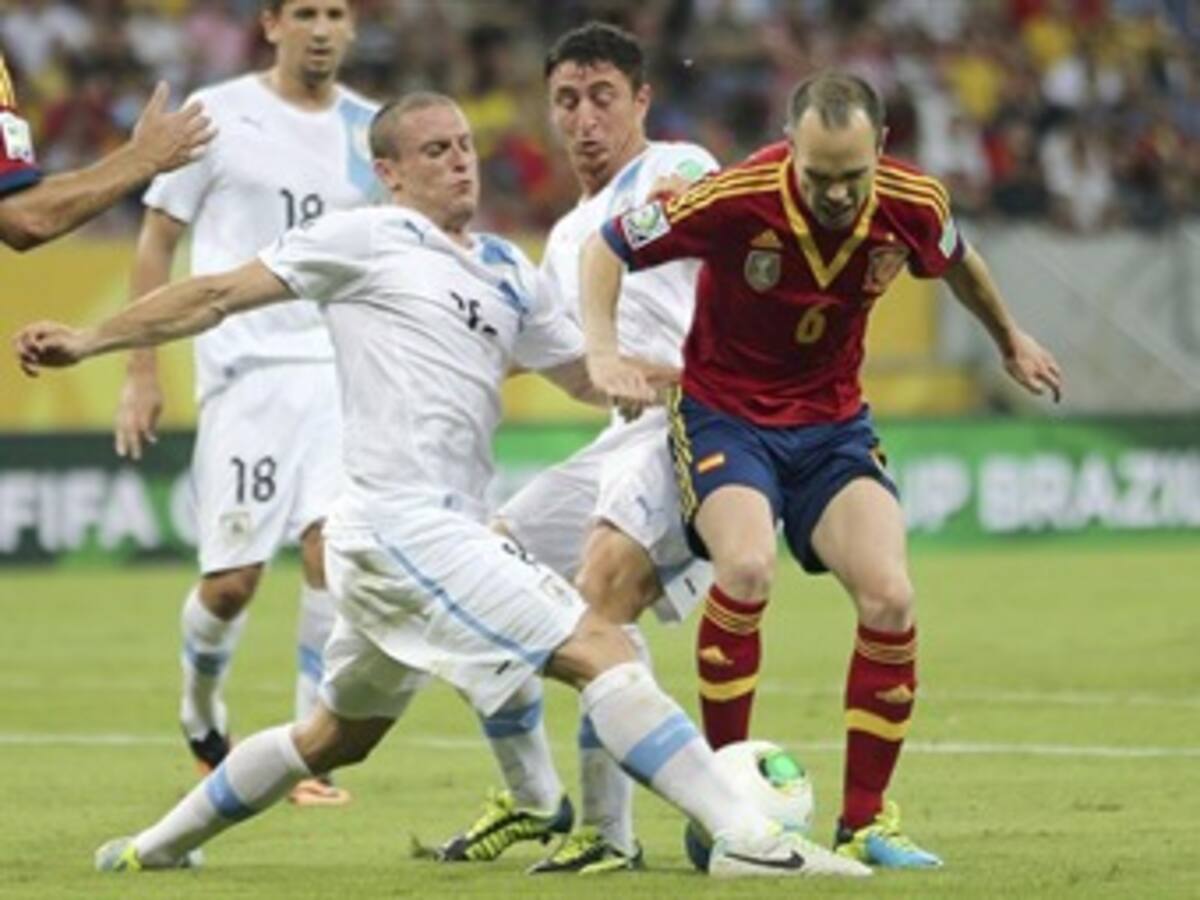 España hace una exhibición de buen fútbol y vence 2-1 a Uruguay