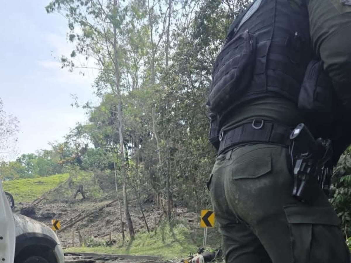 Un policía muerto y cinco heridos deja atentado con explosivos en la vía Panamericana en Cauca