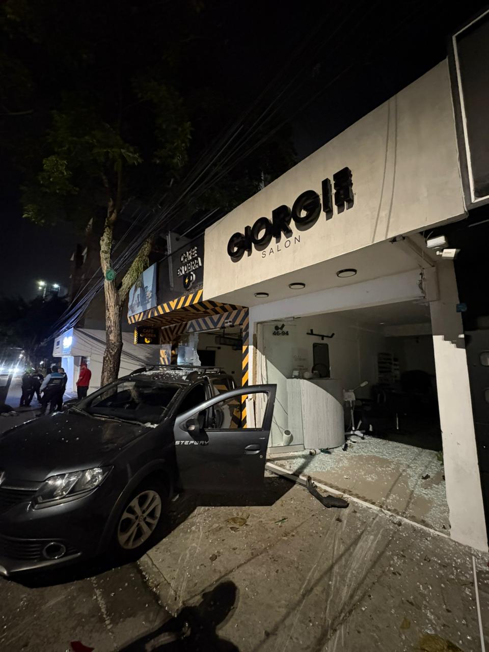 Borracho al volante destruyó dos locales en Cabecera por evitar reten. Foto: Suministrada.