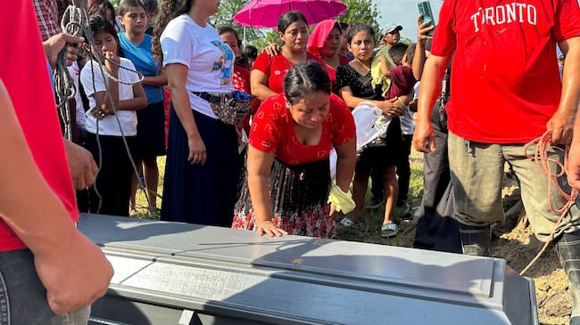 Al menos 11 de las 20 víctimas comenzaron a ser sepultadas en un cementerio de Rigores en medio del llanto y la exigencia de justicia de sus familiares.
(Foto: EFE)